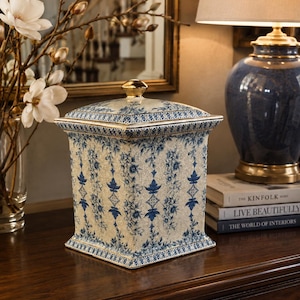 Kinesisk porslinsvas med lock | Blå & vit vintage ingefärsburk | Tempelburk | Chinoiserie-dekor | Krackelerad glasyr | Orientalisk vas från mitten av århundradet