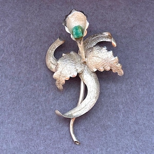 Broche vintage años 40 de orquídea en plata con esmeralda en bruto | Joya floral antigua | Broche botánico elegante