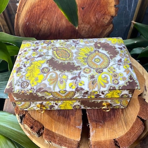 Vintage 70s Jewelry Box – Retro Style with Gold Silk Interior