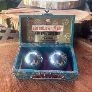 Set van 2 vintage metalen Chinese gezondheidsballen - klinkend met turquoise zijden hoesje, voor stressverlichting en verbetering van de bloedsomloop