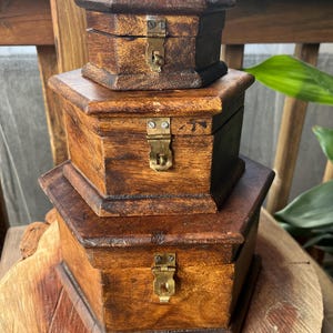 Set aus ineinander stapelbaren Vintage-Holzboxen | Rustikale Stapelboxen mit Metallverschlüssen | Dekorative rustikale Stapelboxen aus Holz