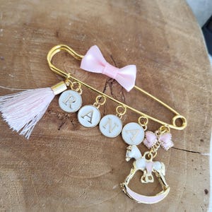 Baby Girl Gift Anstecknadel in gold Personalisierte Brosche Pin Mädchen Geschenk zur Geburt Geburtstag Kinderwagen Maxi Cosi Krone Charms