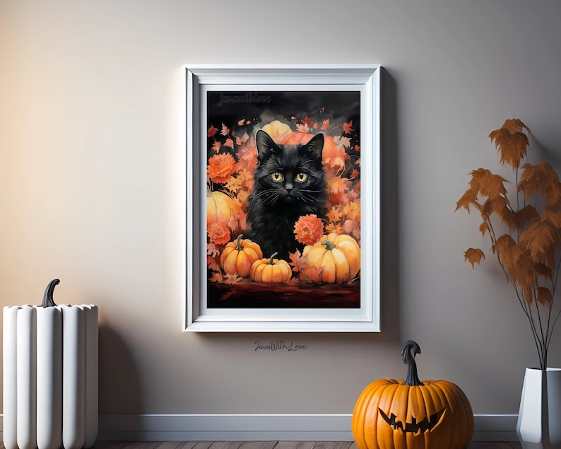 Puede incluir: Un gato negro se sienta en un mont&oacute;n de calabazas naranjas y hojas de oto&ntilde;o. El gato tiene ojos verdes y mira directamente al espectador. La imagen est&aacute; enmarcada en un marco blanco con el texto "Pintado con amor" en la parte inferior.