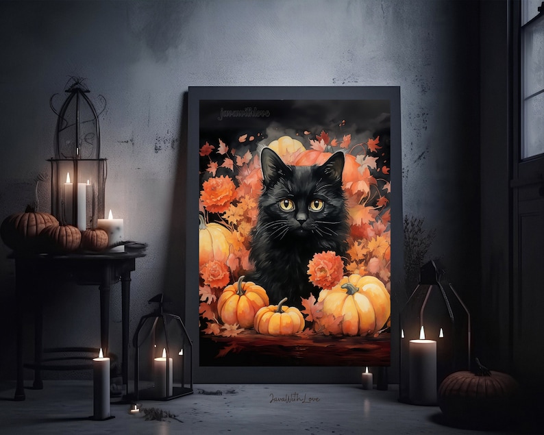 Puede incluir: Un gato negro se sienta en un mont&oacute;n de calabazas naranjas y hojas de oto&ntilde;o. El gato tiene ojos verdes y una nariz negra. El fondo es una pared gris oscura.