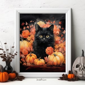 Puede incluir: Un gato negro con ojos verdes se sienta en una pila de calabazas naranjas y amarillas y hojas de oto&ntilde;o. El fondo es oscuro y el gato est&aacute; mirando directamente al espectador. La imagen est&aacute; titulada "Beautifully Love".