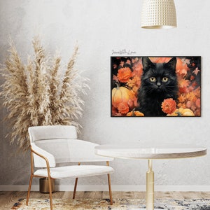 Puede incluir: Un gato negro con ojos amarillos sentado en un mont&oacute;n de hojas de oto&ntilde;o naranja y marr&oacute;n y calabazas. El gato est&aacute; mirando directamente al espectador.