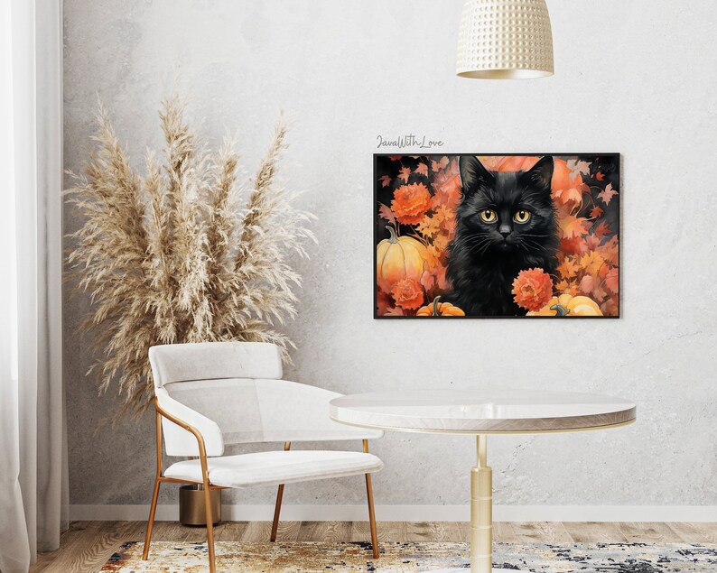 Puede incluir: Un gato negro con ojos amarillos sentado en un mont&oacute;n de hojas de oto&ntilde;o naranja y marr&oacute;n y calabazas. El gato est&aacute; mirando directamente al espectador.
