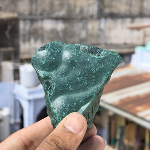 Malaquita natural en bruto, cristal de malaquita, piedras preciosas, espécimen de malaquita, decoración del hogar, regalo de cristal (tamaño aproximado: 6,35-7,62 cm)