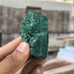 Malaquita natural en bruto, cristal de malaquita, piedras preciosas, espécimen de malaquita, decoración del hogar, regalo de cristal (tamaño aproximado: 6,35-3,81 cm)