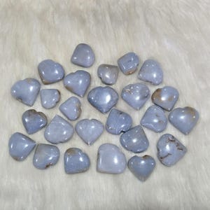 Natürliches blaues Angelit-Herz, Angelit-Kristallherz, AA-Angelit-Herz, handgeschnitzter Herzstein, Mix-Größe Herzstein, Wohnkultur, Kristallgeschenk.
