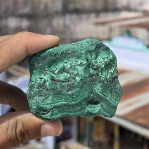 Malaquita natural en bruto, cristal de malaquita, piedras preciosas, espécimen de malaquita, decoración del hogar, regalo de cristal (tamaño aproximado: 5 a 6,35 cm)