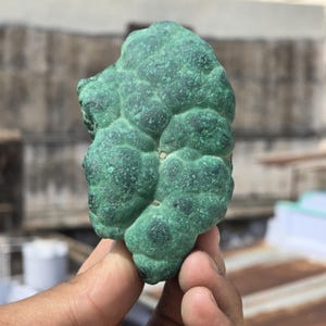 Malaquita natural en bruto, cristal de malaquita, piedras preciosas, espécimen de malaquita, decoración del hogar, regalo de cristal (tamaño aproximado: 10-6,35 cm)