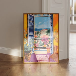 Puede incluir: Una pintura enmarcada de una ventana con vista a una ciudad. La ventana está abierta y tiene contraventanas azules en el lado izquierdo. Hay plantas en macetas en el alféizar de la ventana y una silla en la habitación.