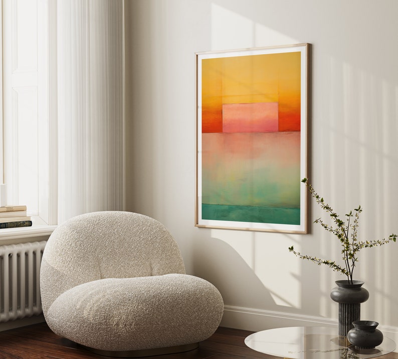 Peut inclure: Impression d'art abstrait avec un sch&eacute;ma de couleurs jaune, rose et vert. L'impression est encadr&eacute;e dans un cadre en bois clair et est accroch&eacute;e &agrave; un mur blanc.