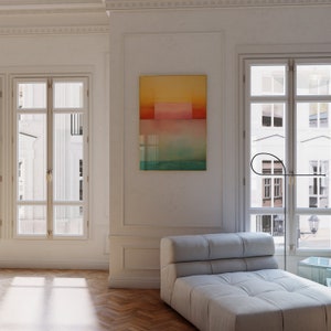 Peut inclure: Un canap&eacute; blanc avec un design capitonn&eacute; se trouve dans une pi&egrave;ce aux murs blancs et de grandes fen&ecirc;tres. Un tableau &agrave; l'abstrait color&eacute; est accroch&eacute; au mur derri&egrave;re le canap&eacute;.