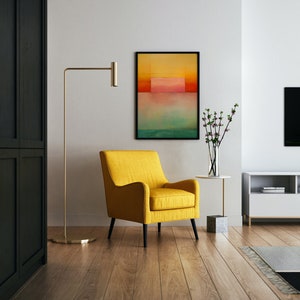 Peut inclure: Un fauteuil jaune avec des pieds noirs dans un salon avec une peinture abstraite moderne au mur, une lampe sur pied, une petite table avec un vase de fleurs et un meuble de divertissement blanc avec une t&eacute;l&eacute;vision.