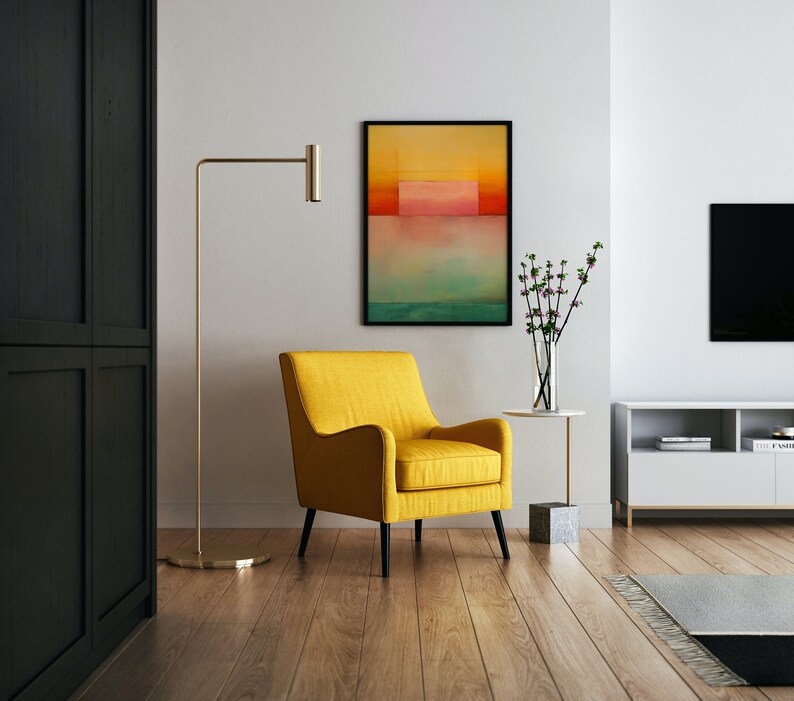 Peut inclure: Un fauteuil jaune avec des pieds noirs dans un salon avec une peinture abstraite moderne au mur, une lampe sur pied, une petite table avec un vase de fleurs et un meuble de divertissement blanc avec une t&eacute;l&eacute;vision.
