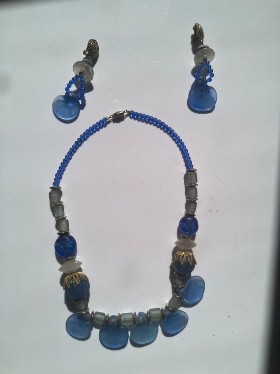 Parure De Bijoux Fantaisie Vintage - Bague, Boucles D'oreilles Et Broche - Doré