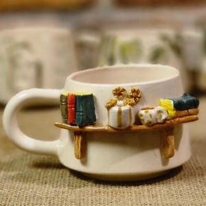 Taza de cerámica en miniatura con diseño escultórico detallado (nueva forma más recta)