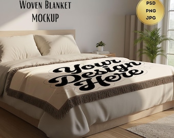 Könnte beinhalten: Beige gewebte Decken-Mockup mit braunem Fransenrand auf einem Bett. Der Text "Your Design Here" ist schwarz. Der Text "Woven Blanket Mockup" befindet sich über dem Bett. Ein goldener Kreis mit "PSD PNG JPG" ist sichtbar.
