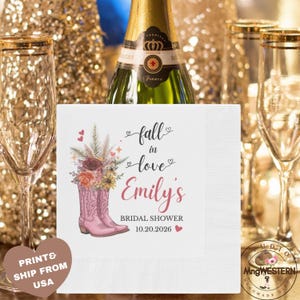 Servilletas de despedida de soltera con diseño floral de botas vaqueras "Enamórate" y decoración personalizada para compromiso.