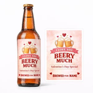 以下が含まれることがあります： 金色のキャップが付いた茶色のビール瓶で、「I LOVE YOU BEERY MUCH」とバレンタインデーをテーマにしたラベルが付いています。ラベルには2つのビールジョッキとハートが描かれています。「BREWED FOR: NAME」というテキストも含まれています。