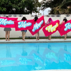 Retro-Stil Benutzerdefinierte Name Strandtuch, Urlaub Geburtstagsgeschenk, Retro personalisierte Strandtuch, Boho Benutzerdefinierte Pool Handtuch, Vintage Stil Strandtuch