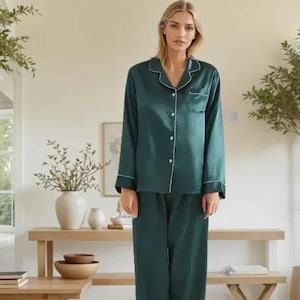 Satin Bridesmaid Pajamas Set: Luxe Bridal Party Sleepwear