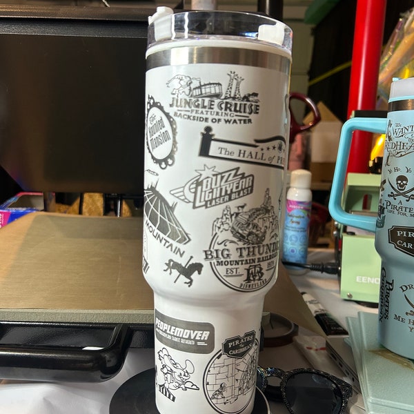 Vaso grabado de 40 oz inspirado en las atracciones de Disney Magic Kingdom