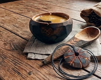Handgeschnitztes Kaffeeset aus finnischem Ebereschenholz – rustikales nordisches Geschenk mit Tasse, Löffel und Tablett für Kaffeeliebhaber