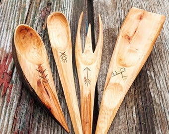 Handskuret träredskapsset, rustikt bestick med runor, vikingasked och gaffel, finsk bushcraft-lägerutrustning i al