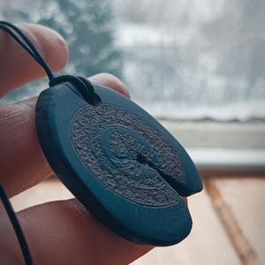 Colgante de madera de manzano quemado hecho a mano – Collar de árbol misterioso