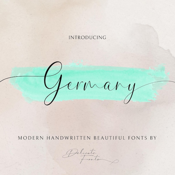 Op de afbeelding: Introductie van Germany, een modern handgeschreven lettertype van Delicate Fonts. De lettertype naam wordt weergegeven in een stijlvol handschrift op een lichtblauwe aquarel achtergrond.