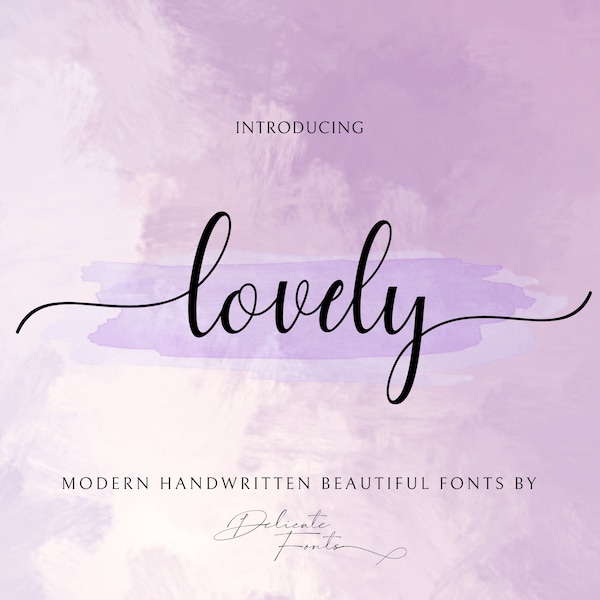Op de afbeelding: Introductie van Lovely, een modern handgeschreven lettertype met een delicate schriftstijl. De lettertype naam wordt in zwart weergegeven tegen een zachte paarse aquarel achtergrond.