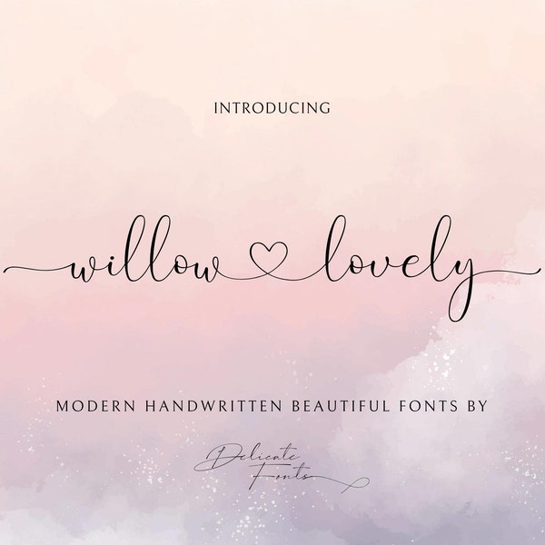 Op de afbeelding: Introductie van Willow Lovely, een modern handgeschreven lettertype met een delicaat hart symbool. Het lettertype wordt weergegeven op een roze en paarse aquarel achtergrond.