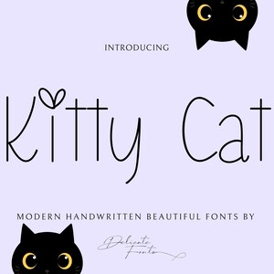 Può includere: Sfondo lilla chiaro con le parole "Kitty Cat" in un carattere scritto a mano. La parola "Kitty" ha un cuore sopra la "i". Illustrazioni di gatti neri in alto e in basso. È presente anche il testo "Introducing" e "Modern Handwritten Beautiful Fonts by Delicate Fonts".