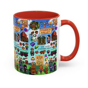 Könnte beinhalten: Eine weiße Keramiktasse mit rotem Innenraum und Griff. Die Tasse ist mit einem farbenfrohen, pixeligen Design mit Charakteren und Elementen aus dem Videospiel "Stardew Valley" verziert. Der Text "She loves Stardew Valley" ist ebenfalls sichtbar.