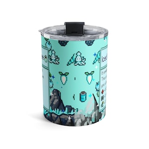 Puede incluir: Un termo de viaje turquesa con tapa negra. El termo presenta un dise&ntilde;o pixelado con varios gr&aacute;ficos, incluyendo cristales de hielo y el texto "Iced". El dise&ntilde;o est&aacute; sobre un fondo turquesa.