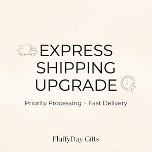 Op de afbeelding: Een afbeelding met de woorden "EXPRESS SHIPPING UPGRADE" in zwarte letters. Daaronder staat "Priority Processing + Fast Delivery". Het logo van een vrachtwagen en een klok staan links en rechts van de tekst. De merknaam "FluffyDay Gifts" staat onderaan.