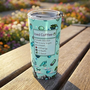 Puede incluir: Un termo de viaje turquesa con tapa, con un dise&ntilde;o pixelado y las palabras "Iced Coffee". La taza incluye el texto "It smells delicious. This is sure to give you a boost. +3 Energy, +1 Health, +1 Speed."