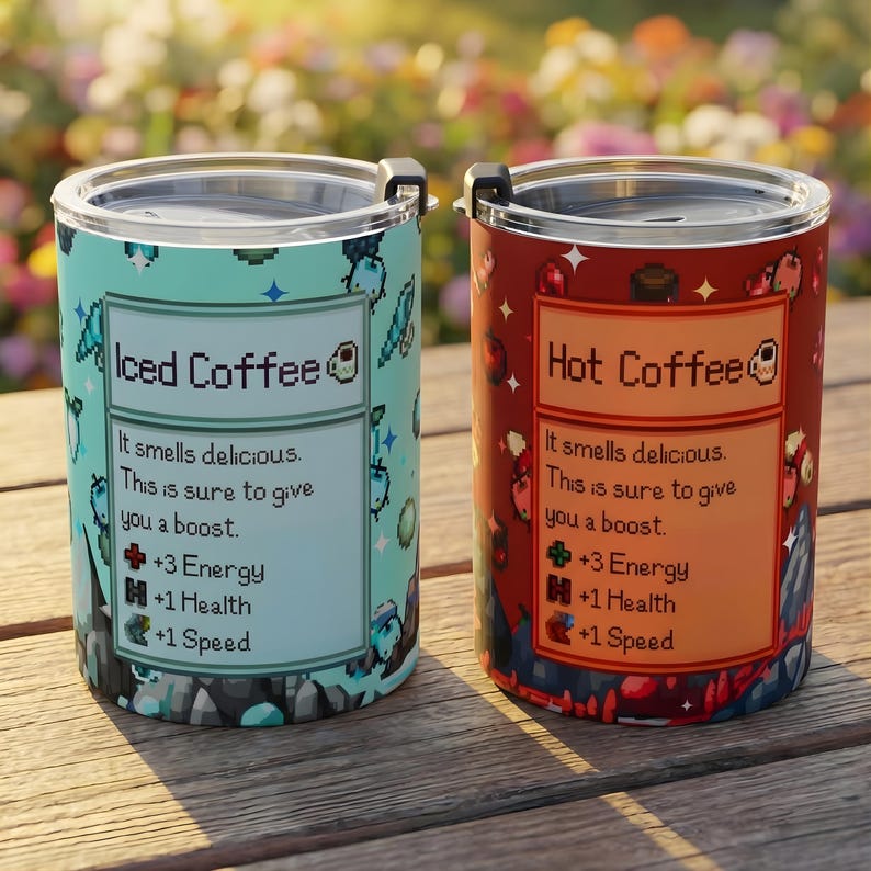 Puede incluir: Dos vasos de caf&eacute; aislados, uno turquesa y otro rojo, con tapas negras. El vaso turquesa dice "Iced Coffee" y el vaso rojo dice "Hot Coffee". Ambos presentan gr&aacute;ficos pixelados y el texto: "It smells delicious. This is sure to give you a boost."