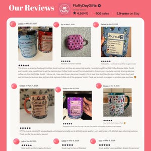 Puede incluir: Rese&ntilde;as de la tienda Etsy que presentan varios productos. Incluye una funda rosa con un anillo plateado, tazas de caf&eacute; con texto y vasos. Las rese&ntilde;as se muestran con comentarios de clientes y calificaciones por estrellas. El nombre de la tienda es FluffyDayGifts.