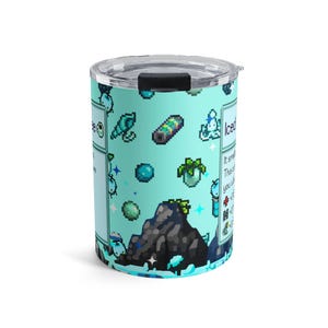 Puede incluir: Un termo de viaje turquesa con un dise&ntilde;o pixelado que presenta una monta&ntilde;a, agua e iconos variados. El termo tiene una tapa negra y las palabras "Iced" y otro texto son visibles en el lateral.
