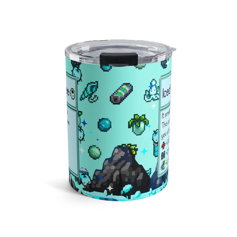 Puede incluir: Un termo de viaje turquesa con un dise&ntilde;o pixelado que presenta una monta&ntilde;a, agua e iconos variados. El termo tiene una tapa negra y las palabras "Iced" y otro texto son visibles en el lateral.
