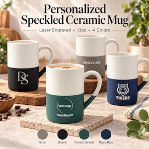 Puede incluir: Cuatro tazas de cerámica de 384 ml con la parte superior blanca moteada y la base de color sólido en gris, negro, verde bosque y azul marino. Cada taza presenta textos o logotipos grabados con láser: 'DS', 'SOPHIA'S MUG', 'YourLogo YourName' y 'TIGERS'.