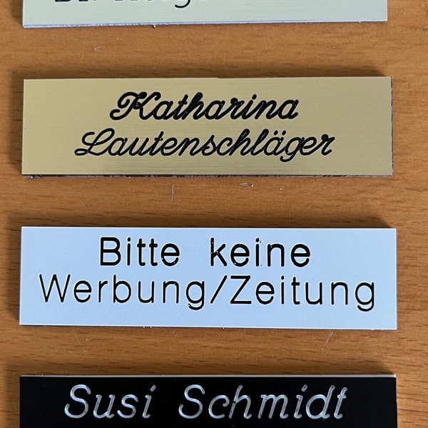 Graviertes Klingelschild Türschild Namensschild Briefkastenschild 75 x 20 mm mit 2 Zeilen Gravur, selbstklebend