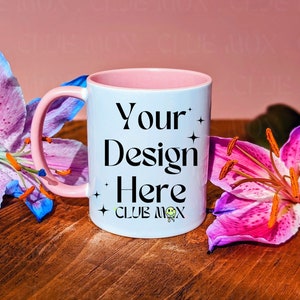 Maquete de caneca com alça rosa, maquetes de xícara de café branco, caneca de primavera plana, maquete de caneca de estilo de vida, foto de estoque de caneca de 11 onças, modelo de caneca com detalhes rosa