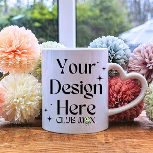 Mockup de caneca com alça em formato de coração, mockup de caneca de café, caneca de dia dos namorados, foto de estoque de xícara de cerâmica de 11 onças, presente para ela modelo de caneca em formato de coração