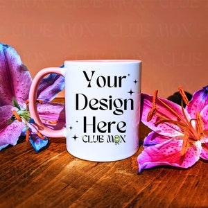 Maquete de caneca com alça rosa, maquetes de xícara de café branco, caneca de primavera plana, maquete de caneca de estilo de vida, foto de estoque de caneca de 11 onças, modelo de caneca com detalhes rosa
