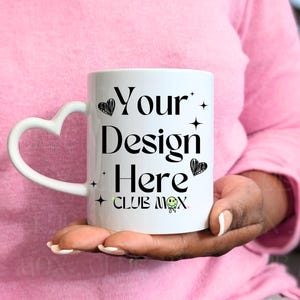 Mockup de caneca com alça em formato de coração, mockup de caneca de café, caneca de dia dos namorados, foto de estoque de xícara de cerâmica de 11 onças, presente para caneca em formato de coração de dia das mães